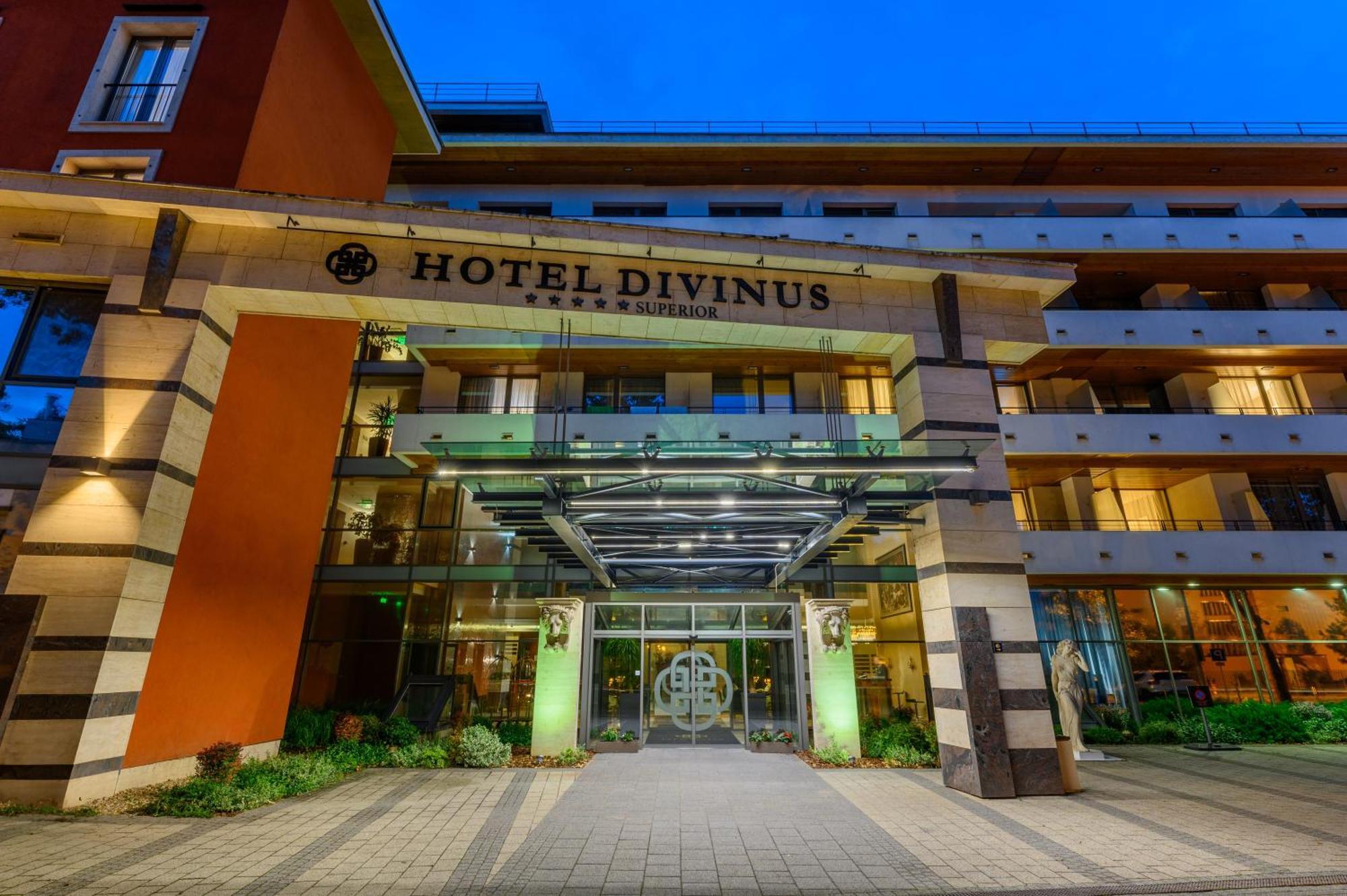 דברצן Hotel Divinus מראה חיצוני תמונה